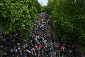 İngiltere’de on binlerce kişi Gazze için sokaklara indi