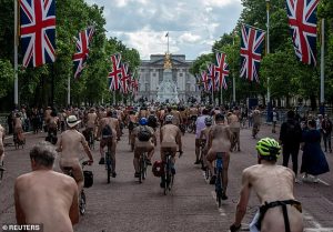 Yüzlerce çıplak bisikletçi Londra sokaklarına akın etti