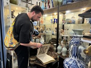 Türk “Antikacı Avcısı” İngiltere pazarlarında nadide parça arıyor