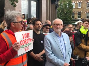 Corbyn ve destekçileri NHS için gösteri yaptı