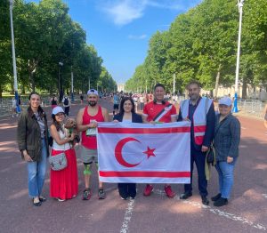 Kıbrıslı Türk koşucular Londra Koşusu’na katılarak, “Ada’da Barışın 50. Yılı” sloganıyla koştu