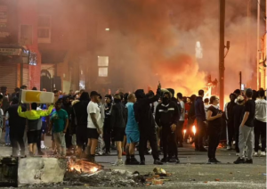 Leeds’te 4 çocuğu  sosyal hizmetlerin alması üzerine protestolar patlak verdi