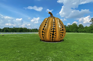 Ünlü sanatçı Kusama’nın bronz heykeli “Pumpkin” Londra’da sergileniyor