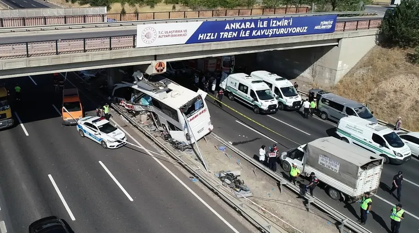 Ankara’da yolcu otobüsü kaza yaptı: 9 ölü, 27 yaralı