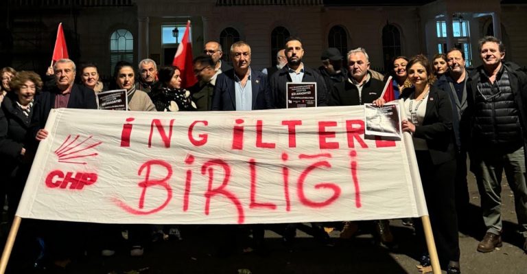 CHP İngiltere Birliği, Londra’da Ahmet Özer’in gözaltına alınmasını protesto etti