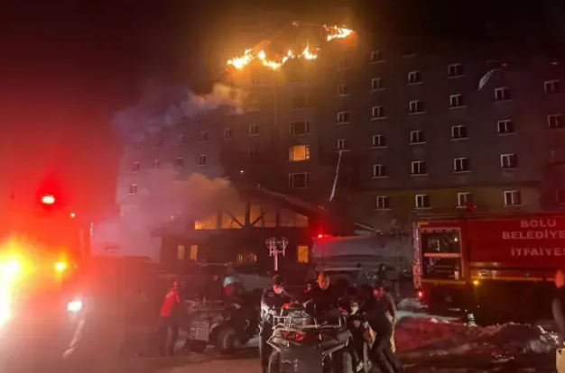 Bolu’da Kartalkaya Kayak Merkezi’inde Otel’de çıkan yangında en az 10 kişi hayatını kaybetti