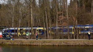 Almanya’da yolcu treni tırla çarpıştı: Ölü ve yaralılar var